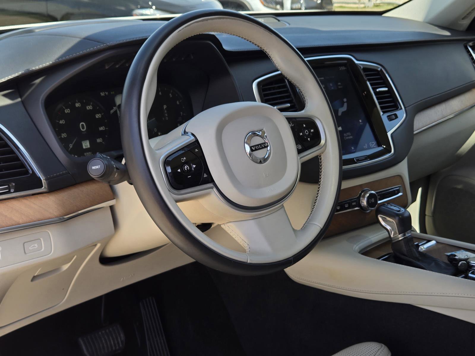 Used 2019 Crystal White Pearl Volvo Inscription image 31