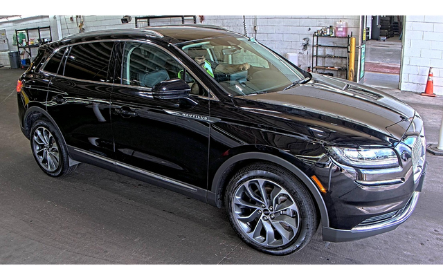 Used 2022 Black Lincoln Reserve image 2