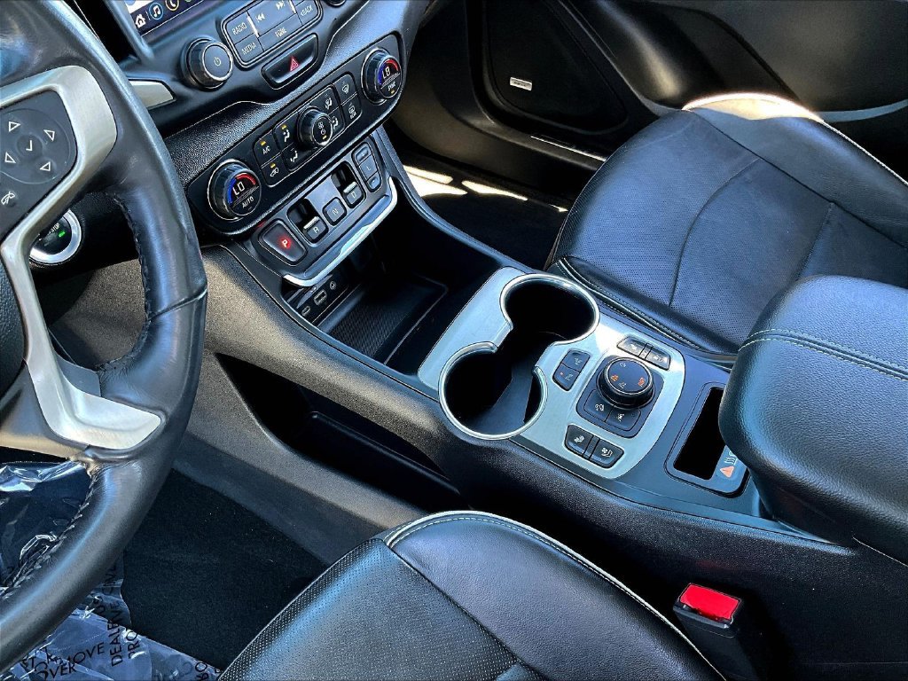 Used 2018 White GMC Denali image 21