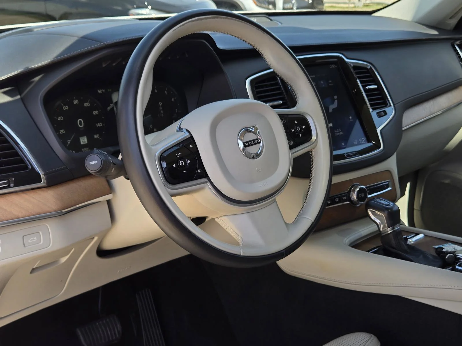 Used 2019 Crystal White Pearl Volvo Inscription image 31