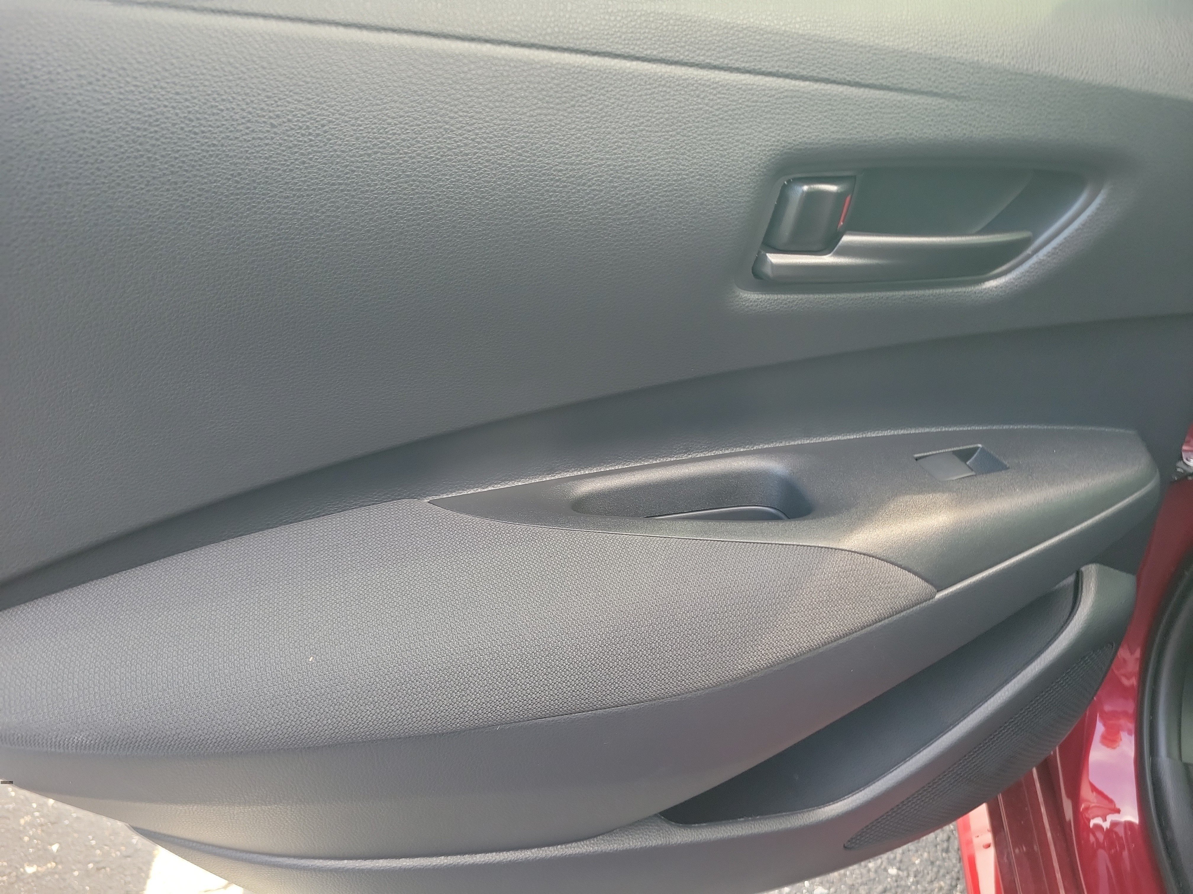 Used 2025 Pearl Toyota LE image 11
