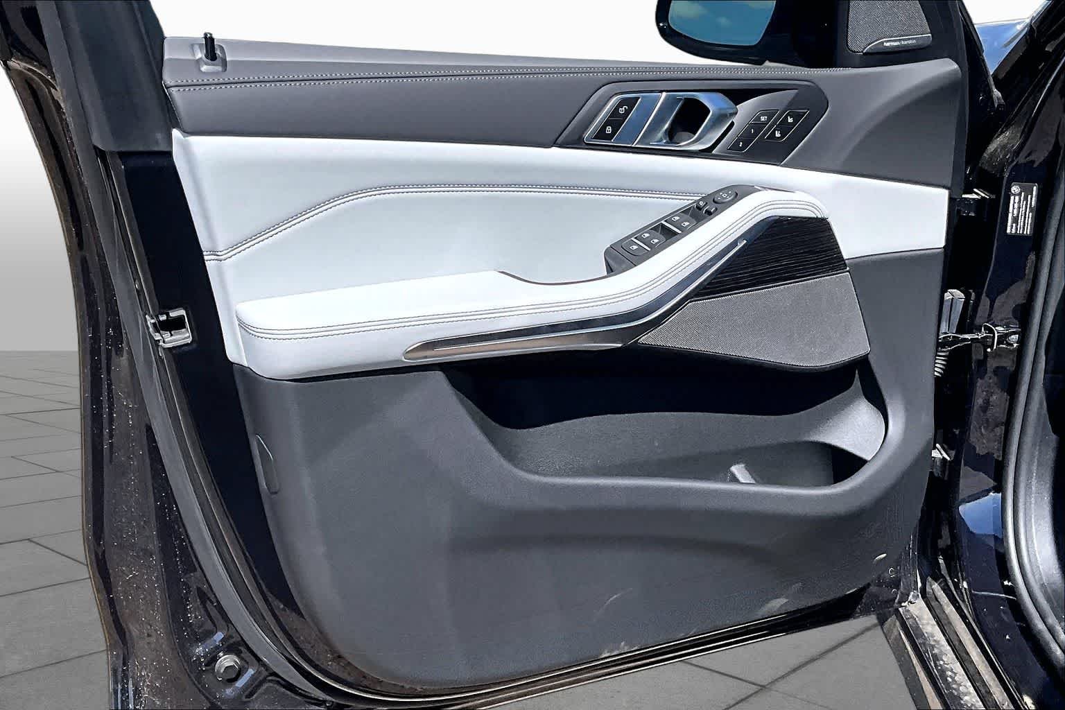 New 2026 Carbon Black Metallic BMW xDrive40i image 10