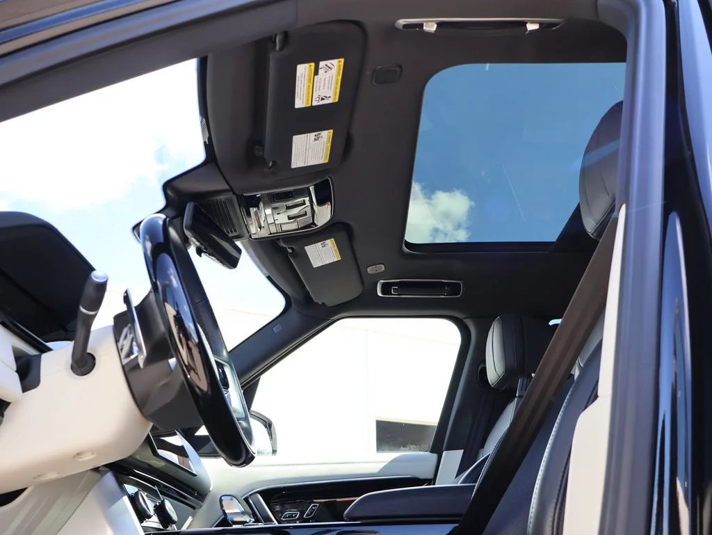 Used 2023  Land Rover SE image 40