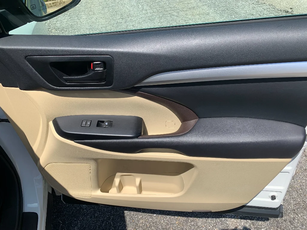 Used 2017 Blizzard Pearl Toyota LE Plus image 26