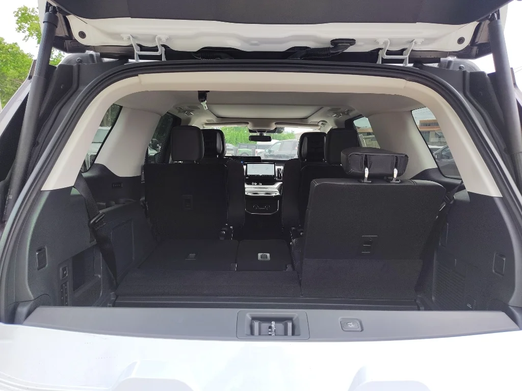 New 2026 Oxford White Ford Platinum® image 14