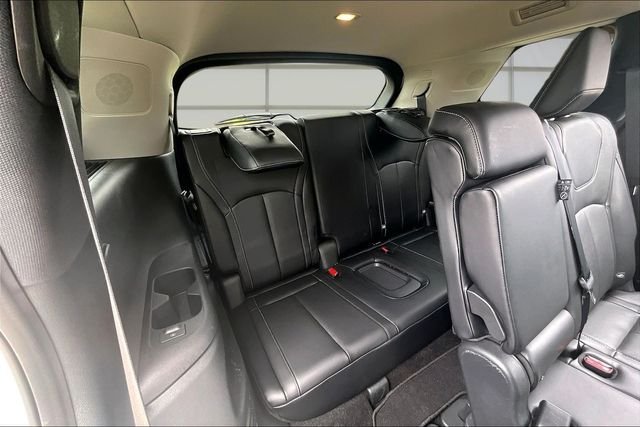 Used 2023 White INFINITI LUXE image 27
