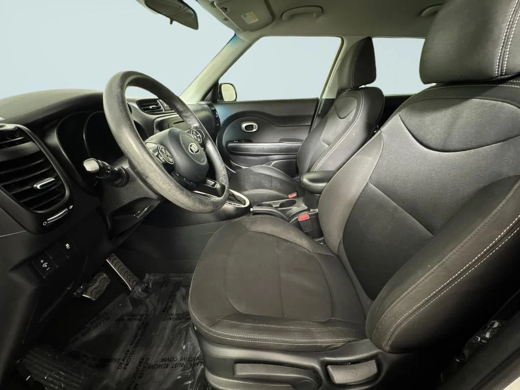 Used 2018 White Kia Base image 6