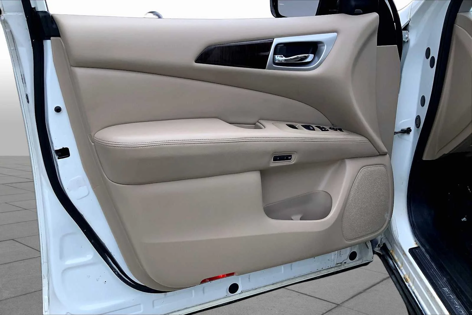 Used 2016 Pearl White Nissan SL image 21