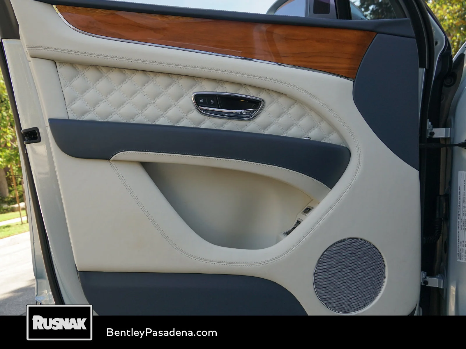 Certified Used 2023 Breeze by Mulliner Bentley Azure image 29