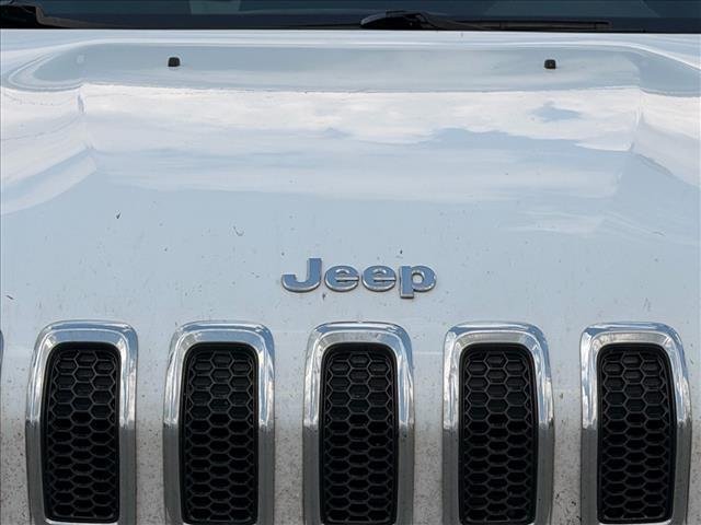 Used 2018 Bright White Clearcoat Jeep Latitude image 14