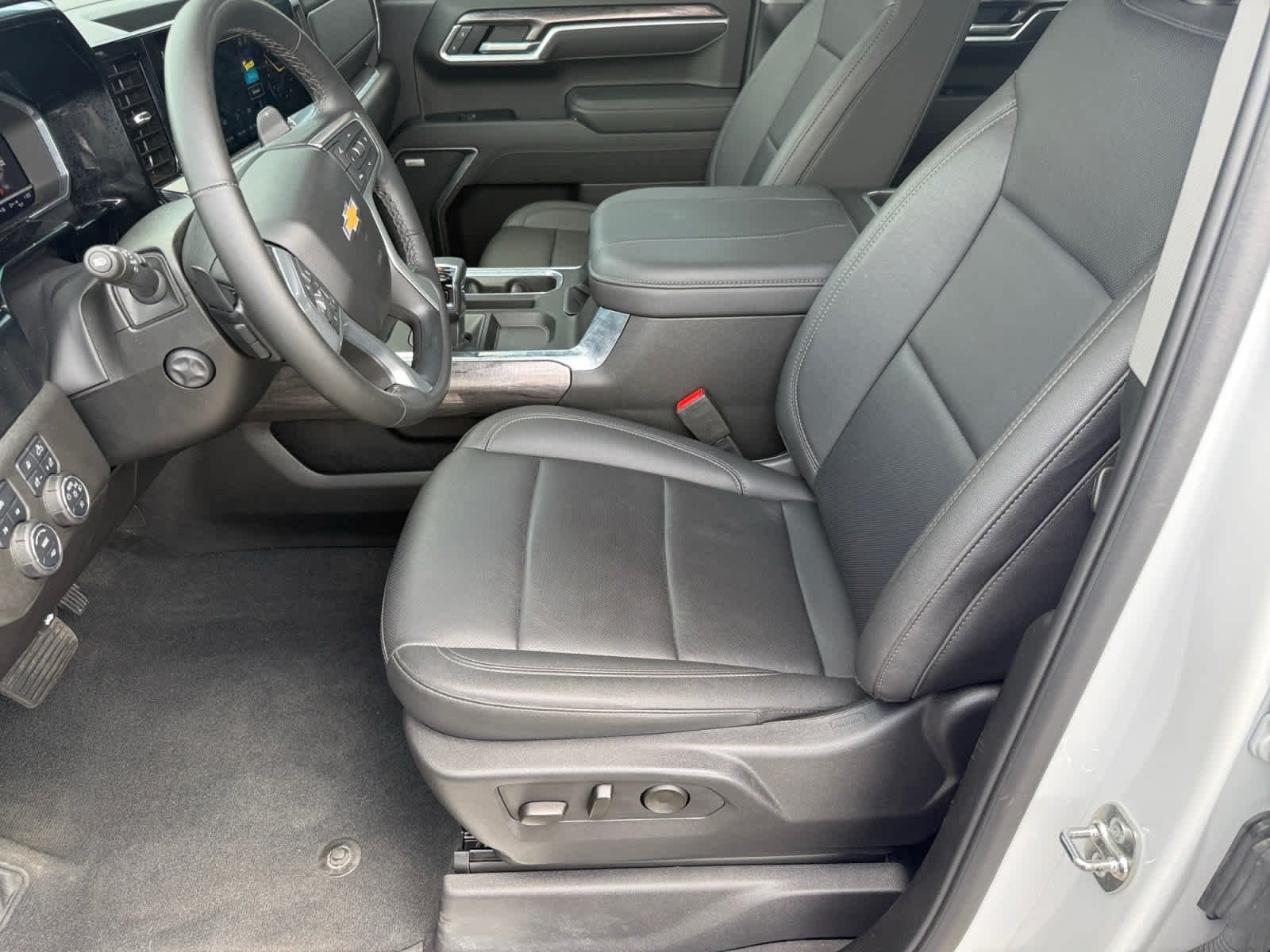 Used 2025 Summit White Chevrolet LTZ image 10