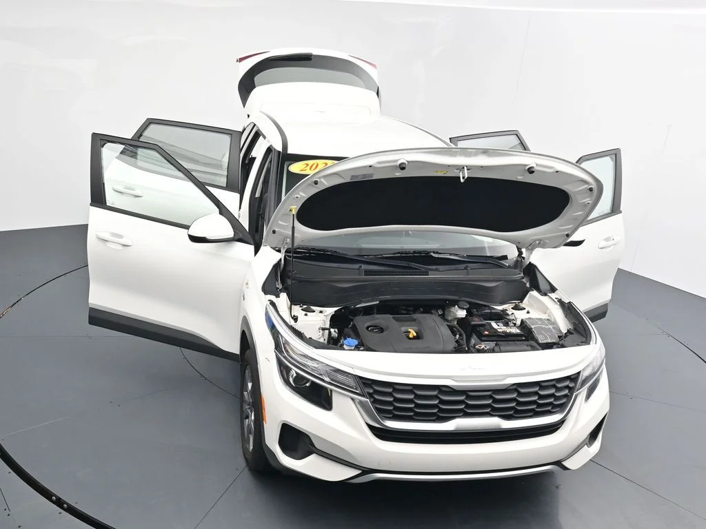 Used 2022 White Kia LX image 36