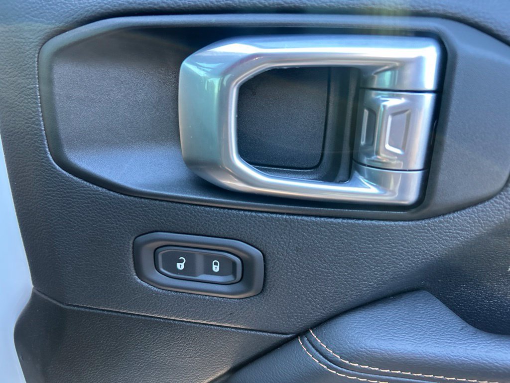 Used 2022 White Jeep Overland image 32