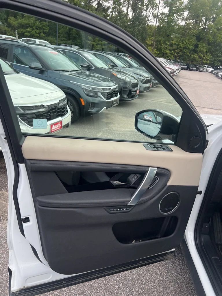 Used 2021 White Land Rover SE image 6