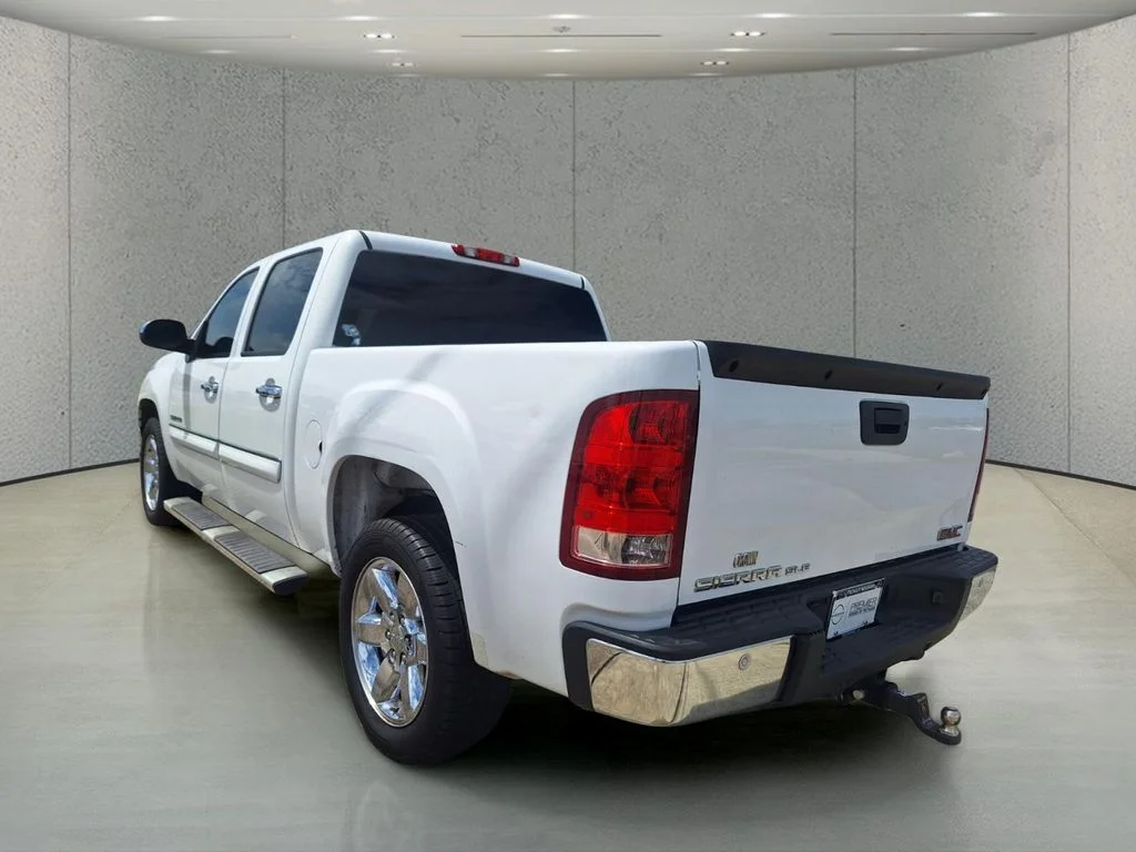 Used 2013 White GMC SLE image 3