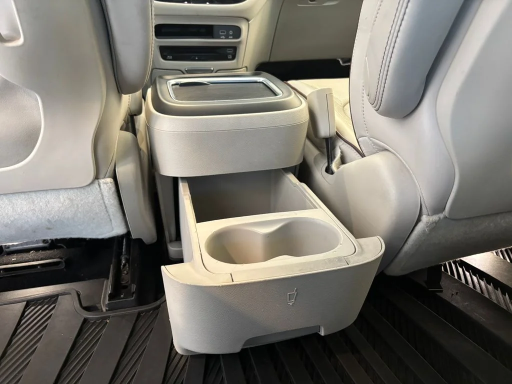 Used 2017 Silver Chrysler Limited image 26