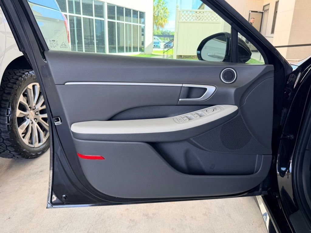 Used 2025 Black Hyundai SEL image 10