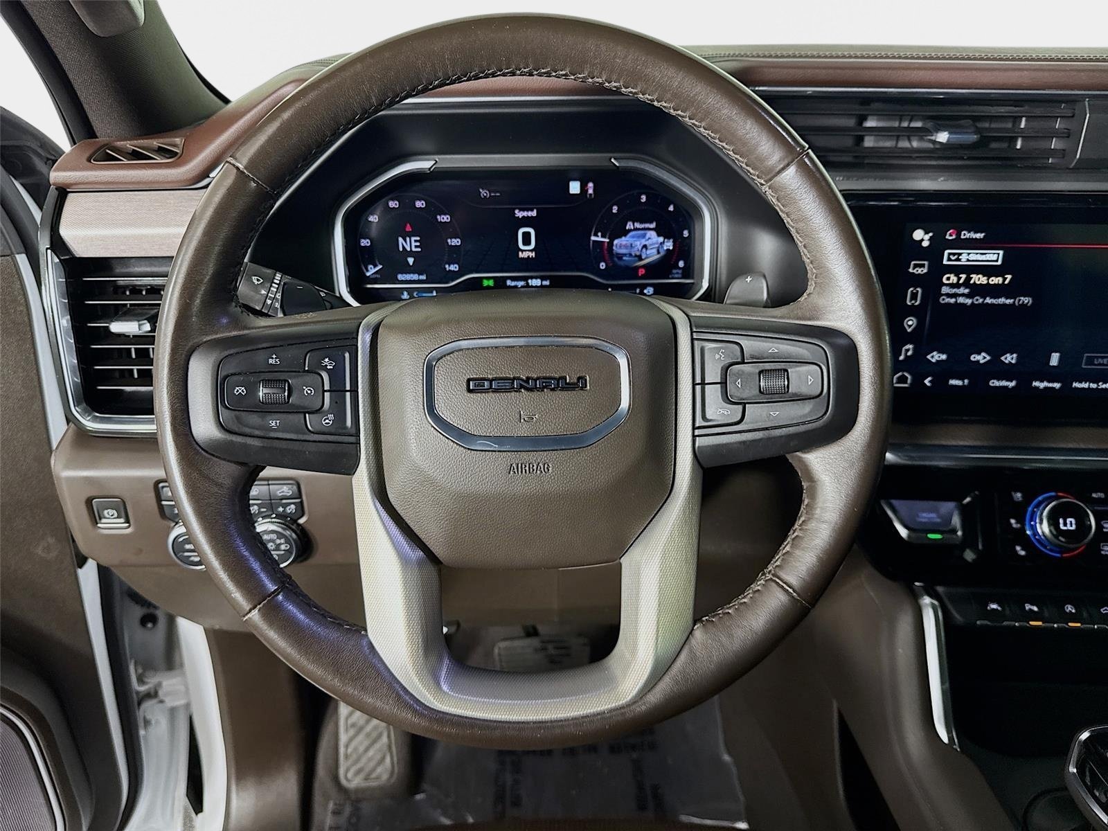 Used 2022 White Frost Tricoat GMC Denali image 12