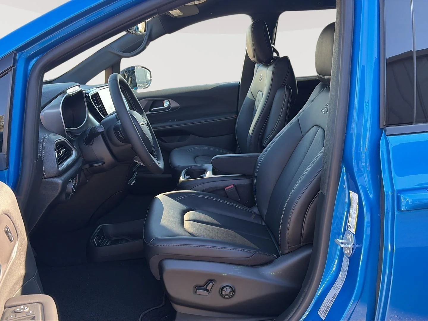 New 2026 Hydro Blue Pearl-Coat Exterior Paint Chrysler Select image 17