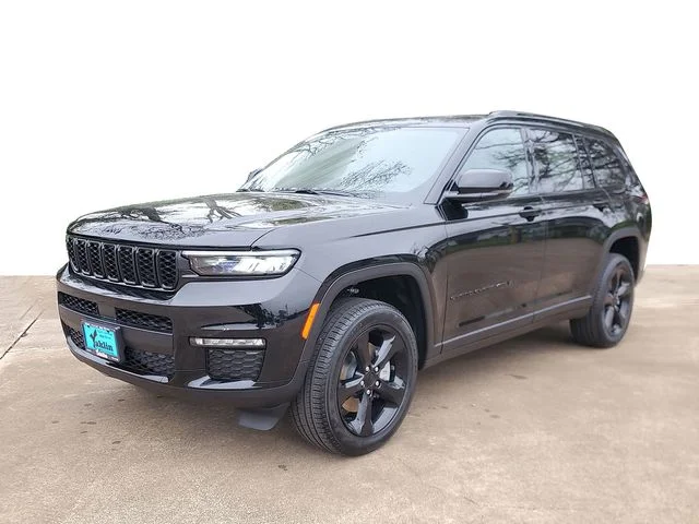 New 2025 Diamond Black Crystal Pearl-Coat Exterior Paint Jeep Limited image 2