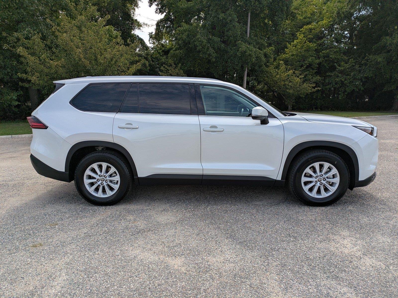 Used 2025 Wind Chill Pearl Toyota Hybrid XLE image 3