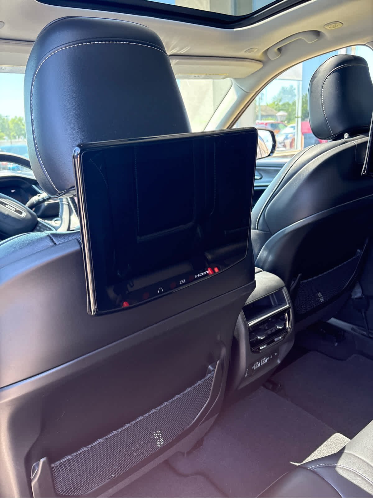 Used 2023 Diamond Black Crystal Pearlcoat Jeep Limited image 10