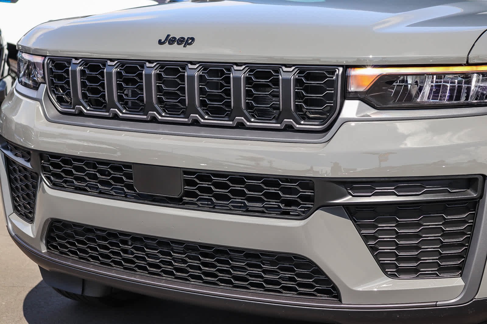 New 2027 Sting-Gray Clear-Coat Paint Jeep Laredo Altitude image 9