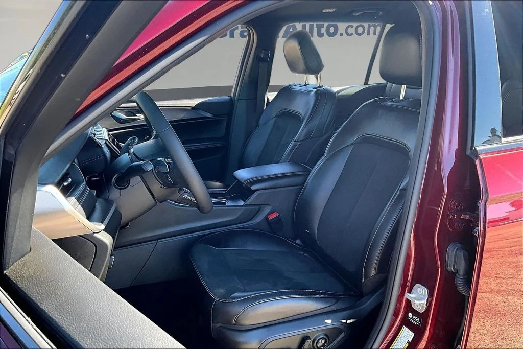 Used 2025 Red Jeep Altitude image 25