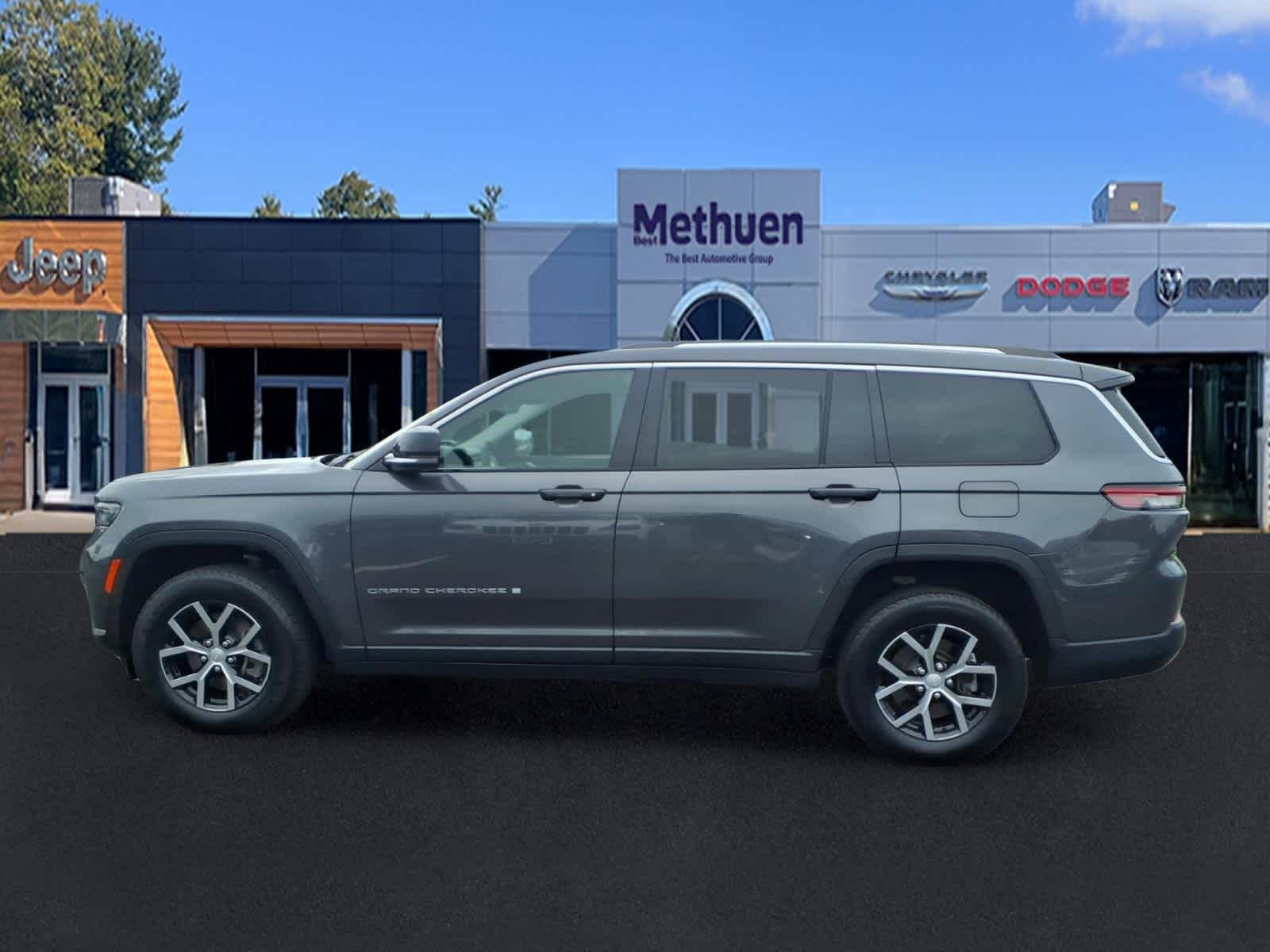 Used 2023 Baltic Gray Metallic Clearcoat Jeep Limited image 6