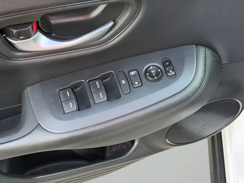 Used 2025 Platinum White Pearl Honda LX image 19