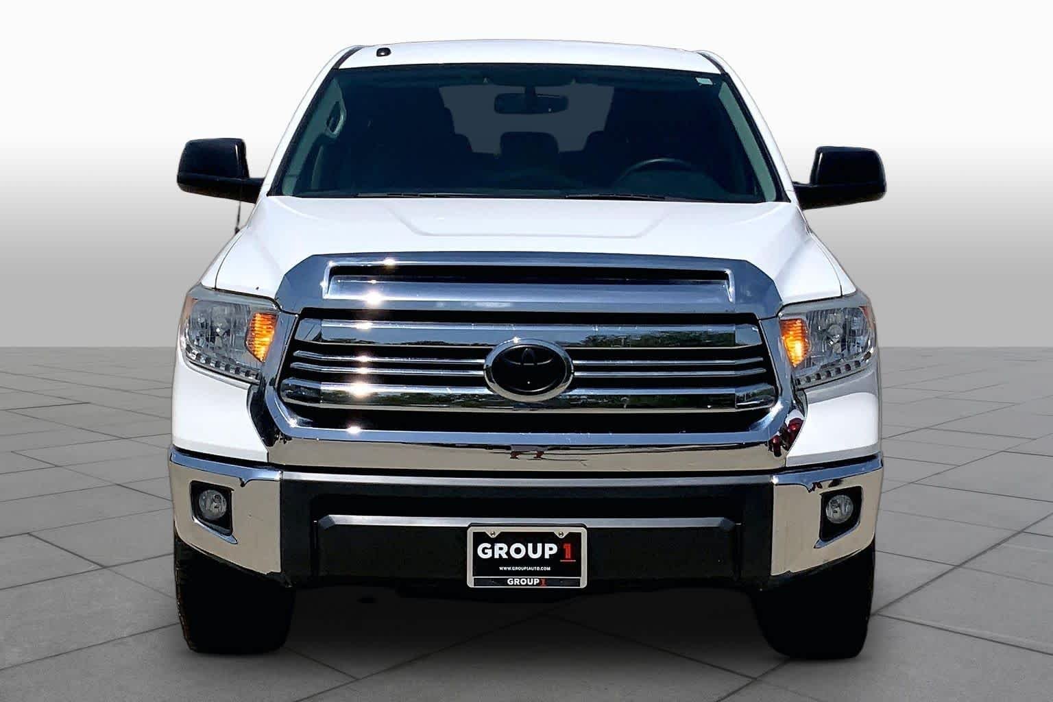 Used 2017 Super White Toyota SR5 image 4