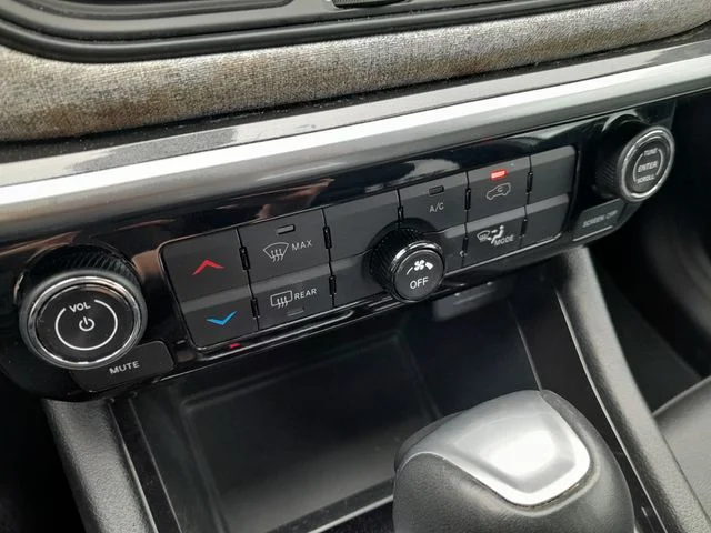 Used 2024 White Jeep Latitude image 23