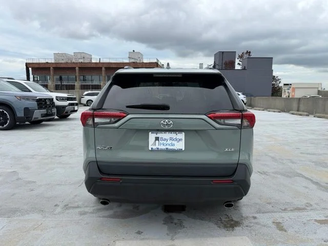 Used 2021  Toyota XLE image 6