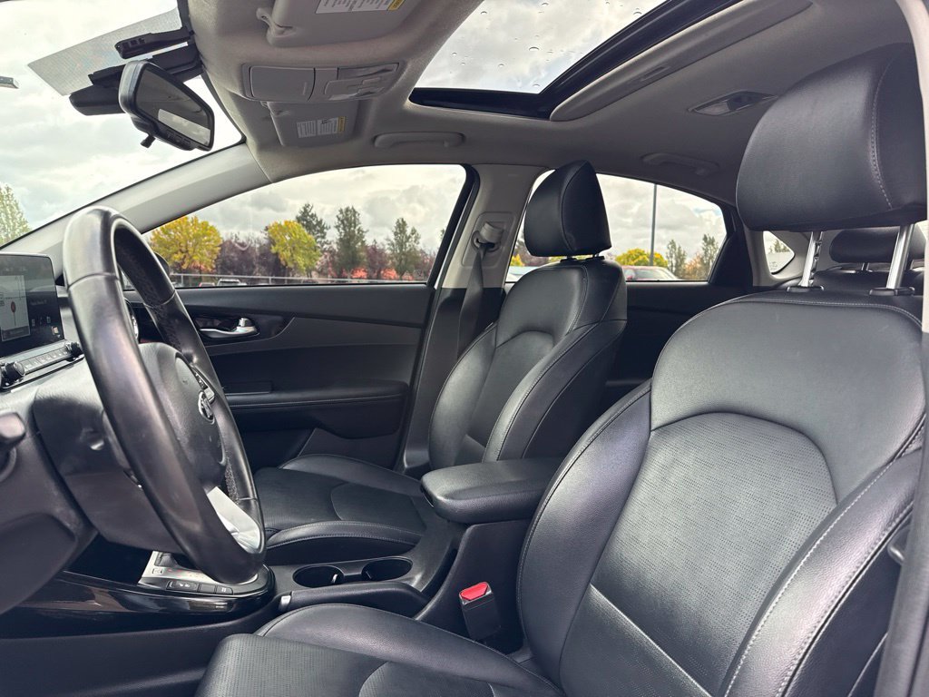 Used 2021 Snow White Pearl Kia EX image 9