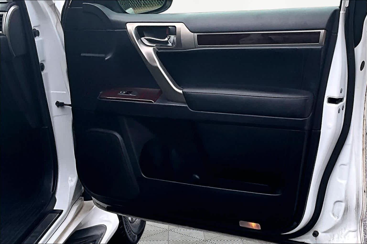 Used 2015 Starfire Pearl Lexus Luxury image 22