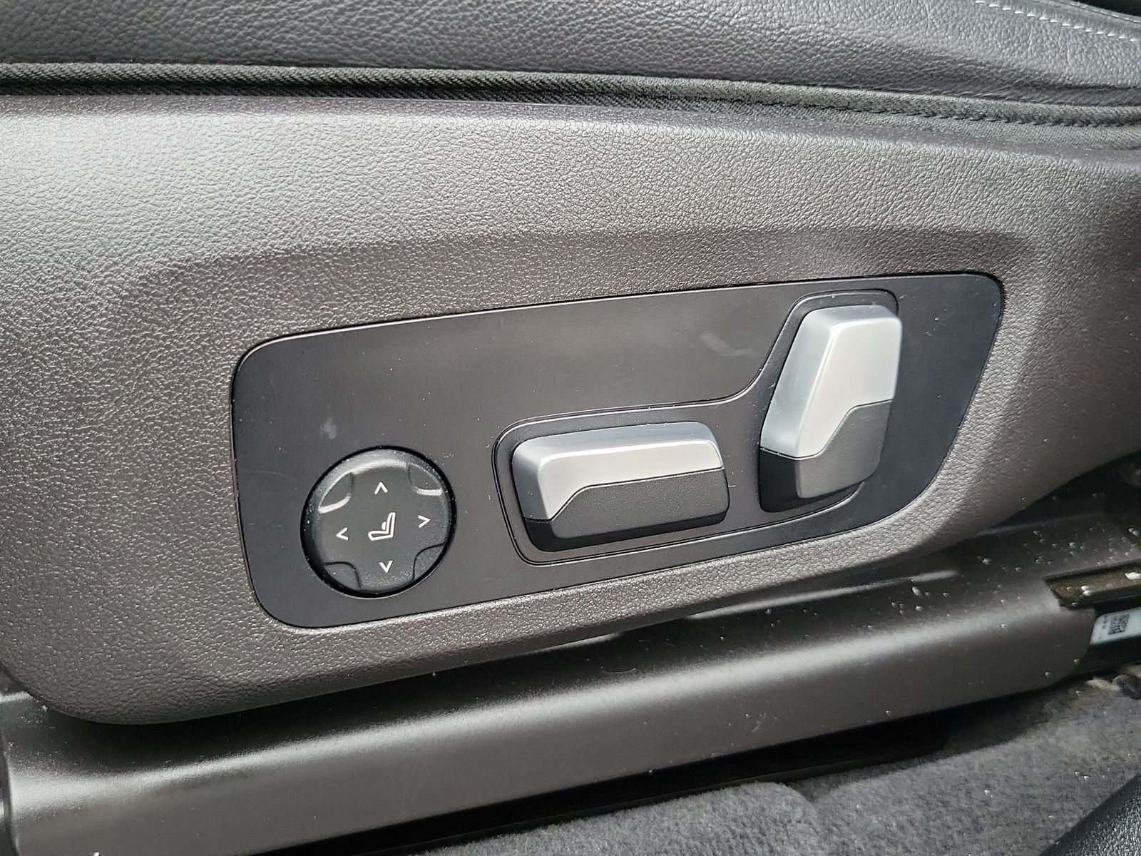 Used 2023 White BMW xDrive30i image 10