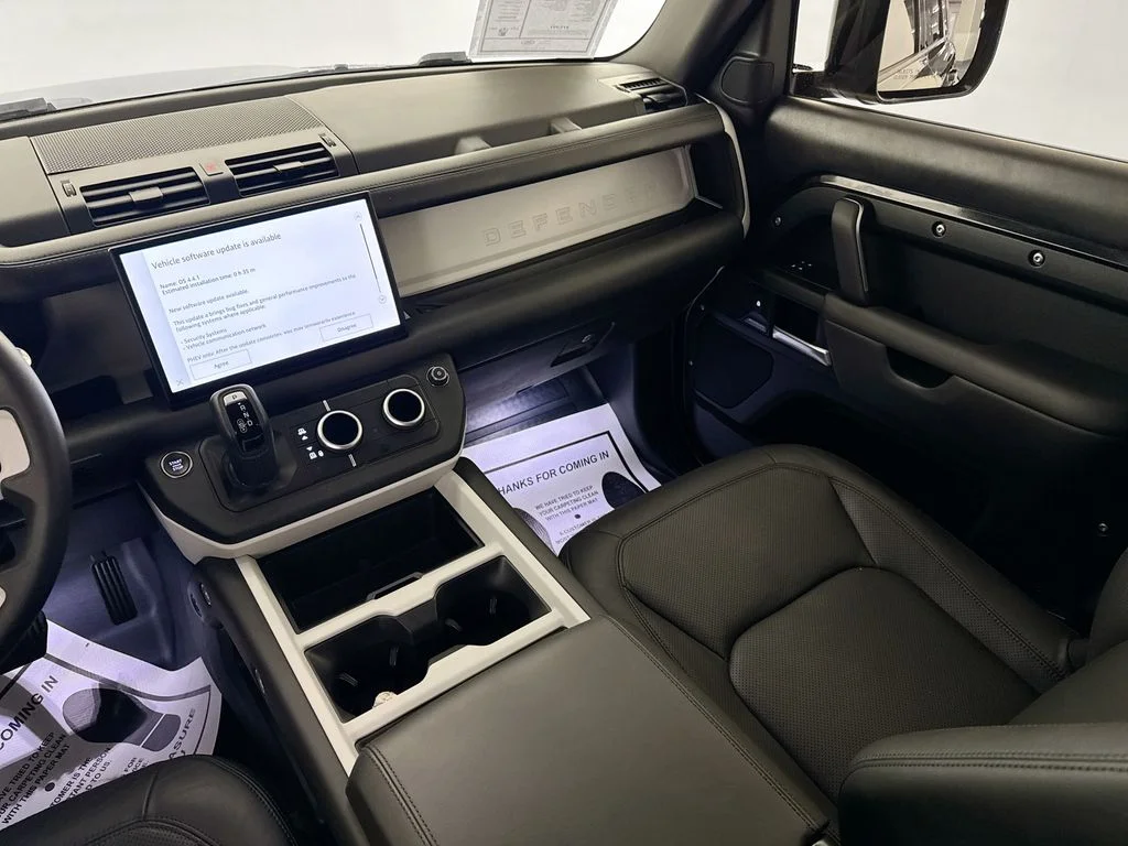 Used 2025 Black Land Rover X-Dynamic SE image 24