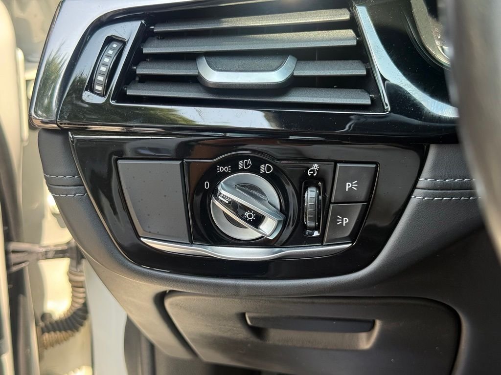 Used 2019 White BMW Competition image 18