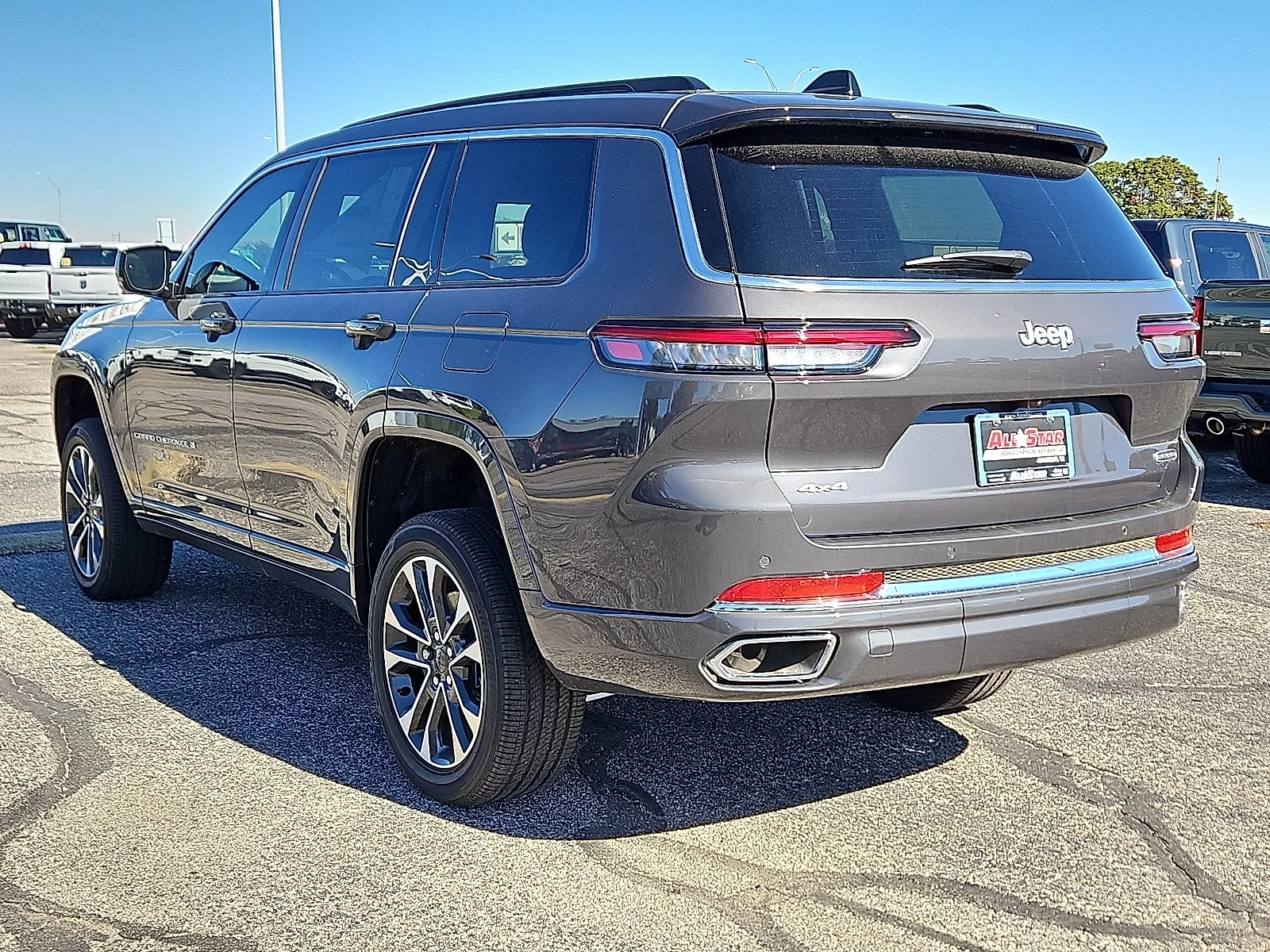 New 2025 Baltic Gray Jeep L OVERLAND 4X4 image 2