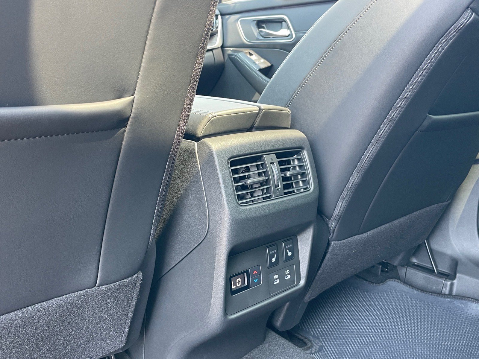 New 2026 Champagne Silver Metallic / Super Black Two-tone Nissan Platinum image 25