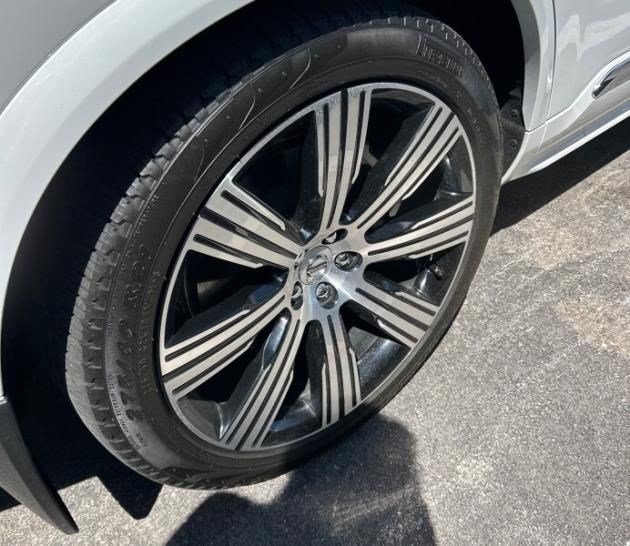 Certified Used 2024 Crystal White Volvo Ultimate Bright Theme image 2