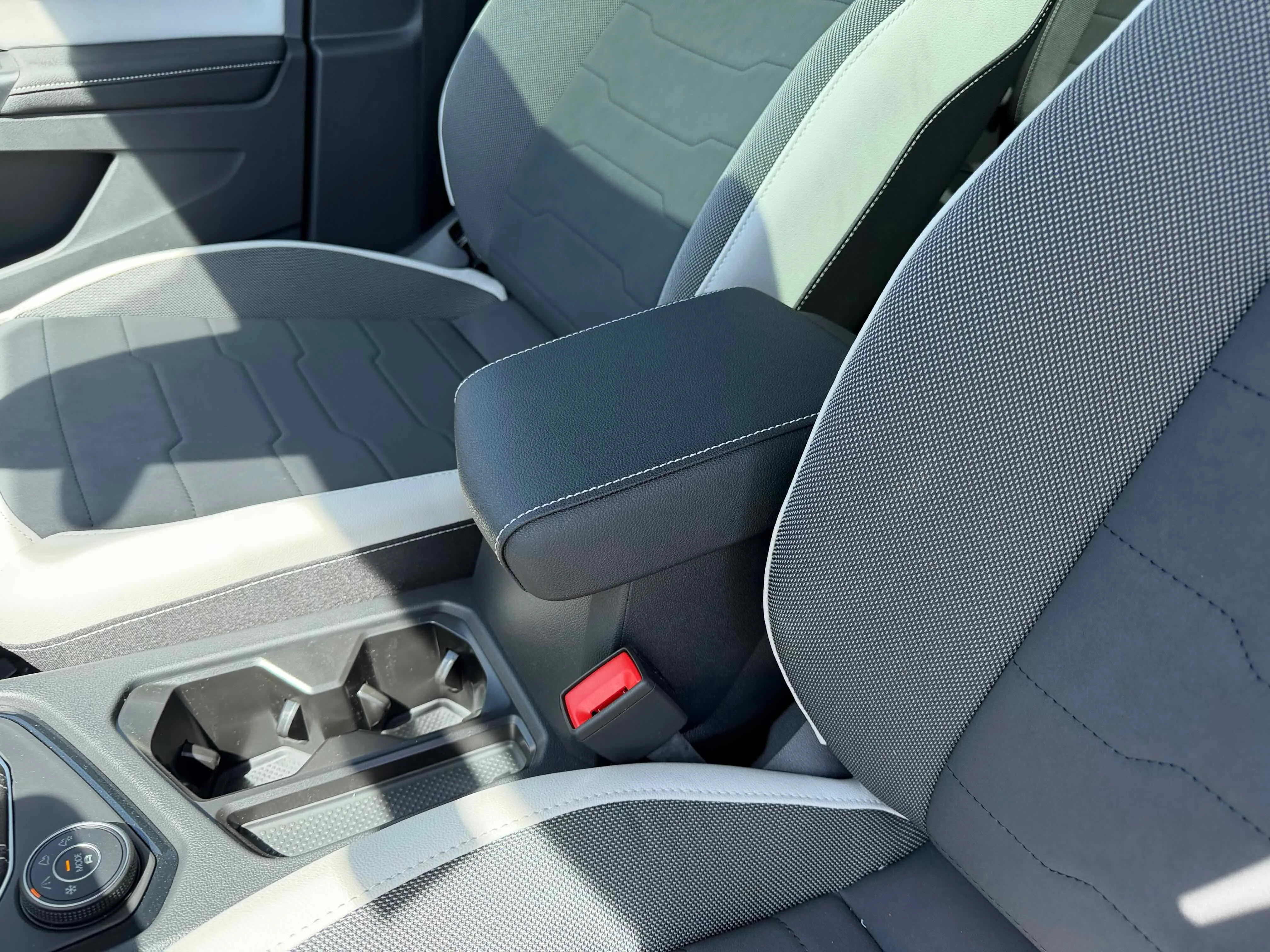 New 2026 Pure White Volkswagen SE image 23