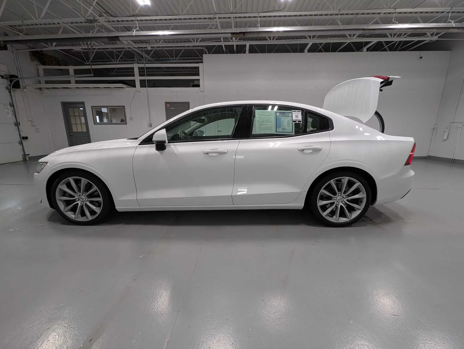 Used 2020  Volvo Momentum image 12
