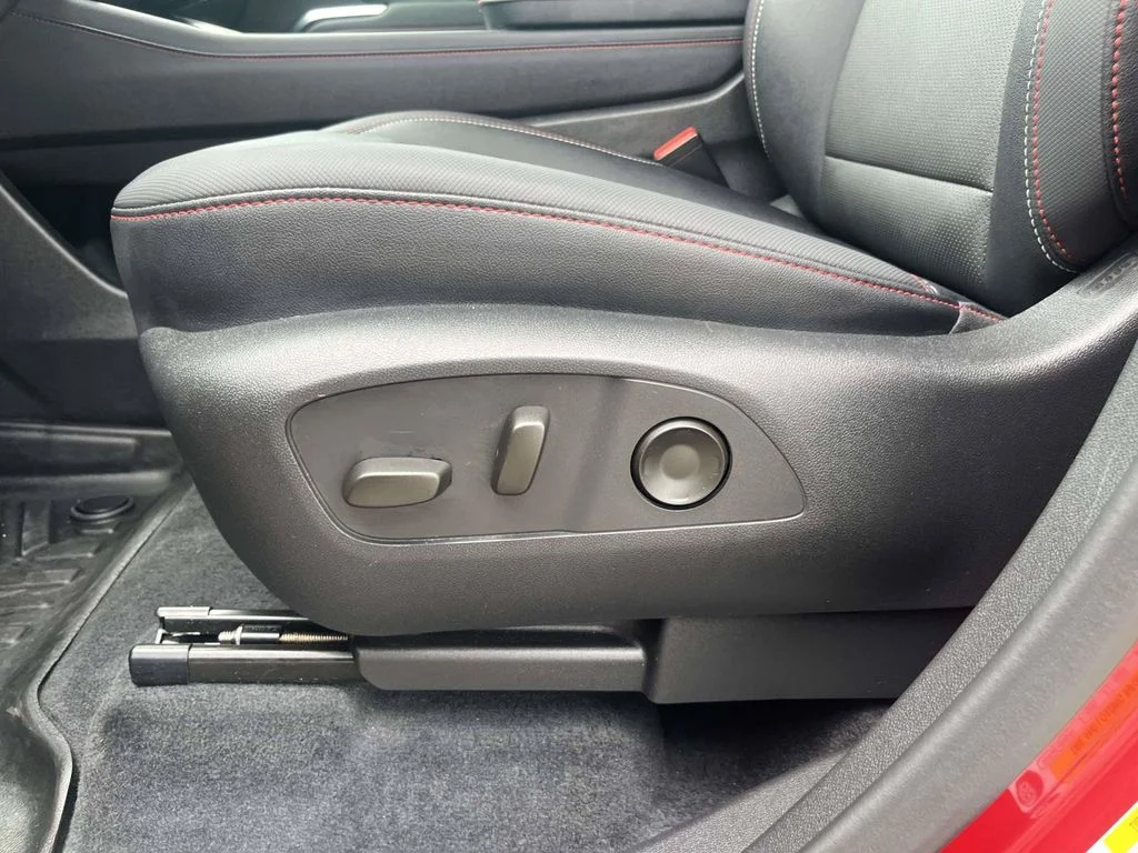 Used 2024 Red Chevrolet Z71 image 16