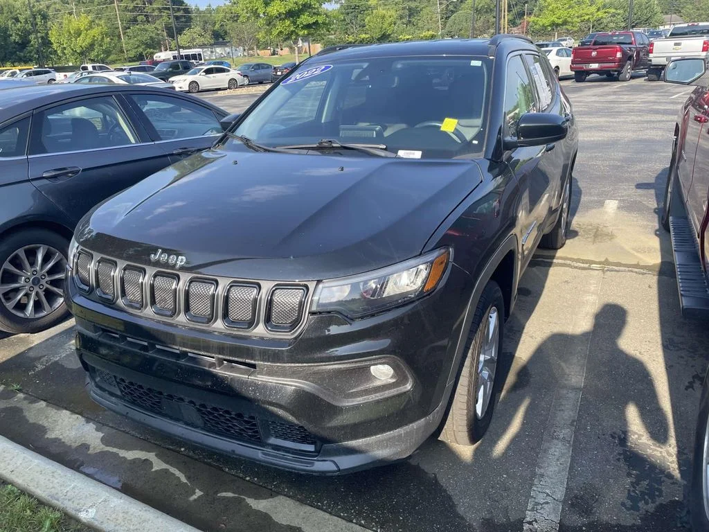 Used 2022 Diamond Black Crystal Pearlcoat Jeep Latitude image 3