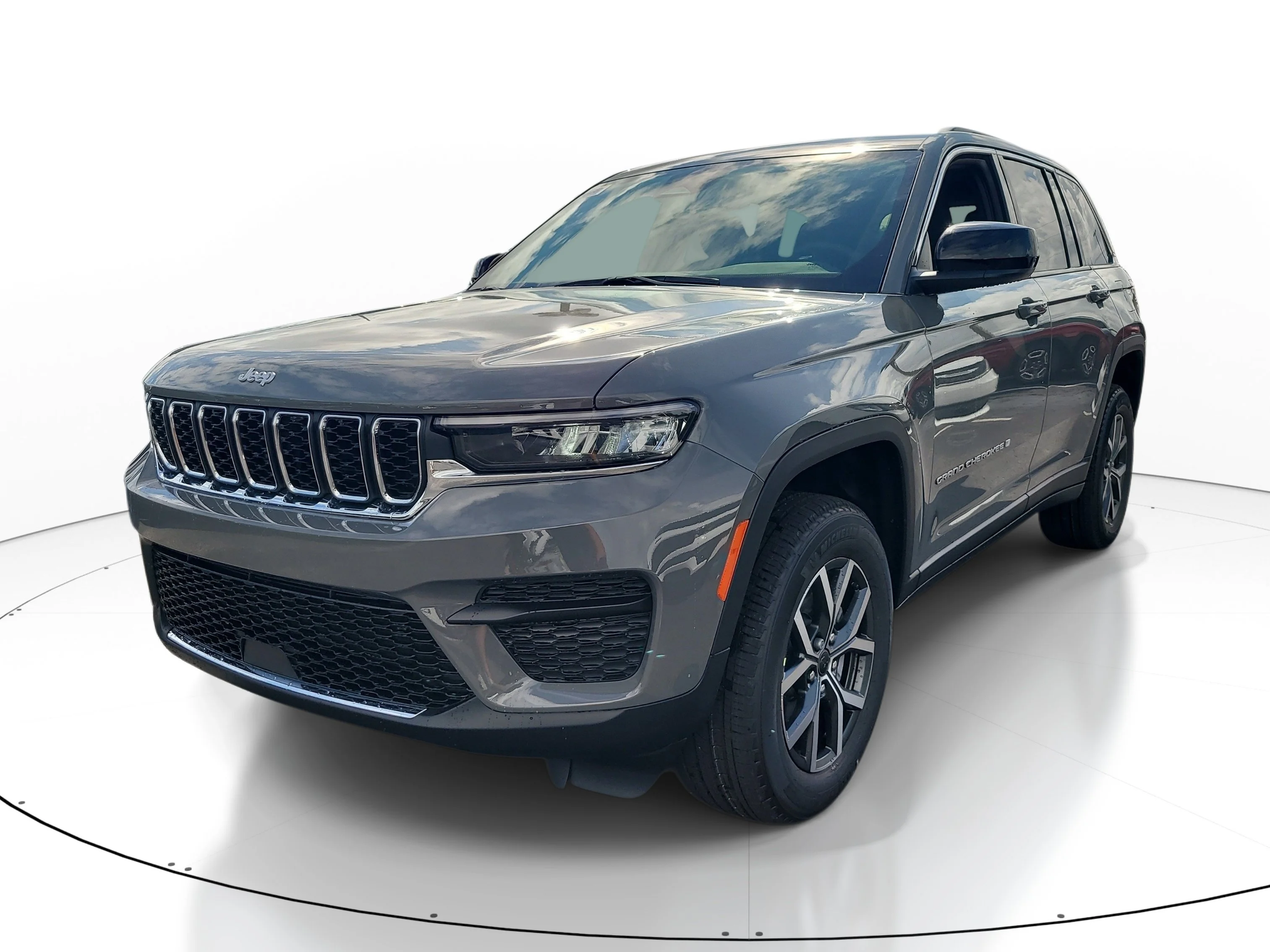 New 2027 Sting-Gray Clearcoat Jeep Laredo image 4