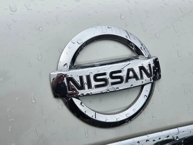 Used 2009 White Nissan 2.5 S image 17