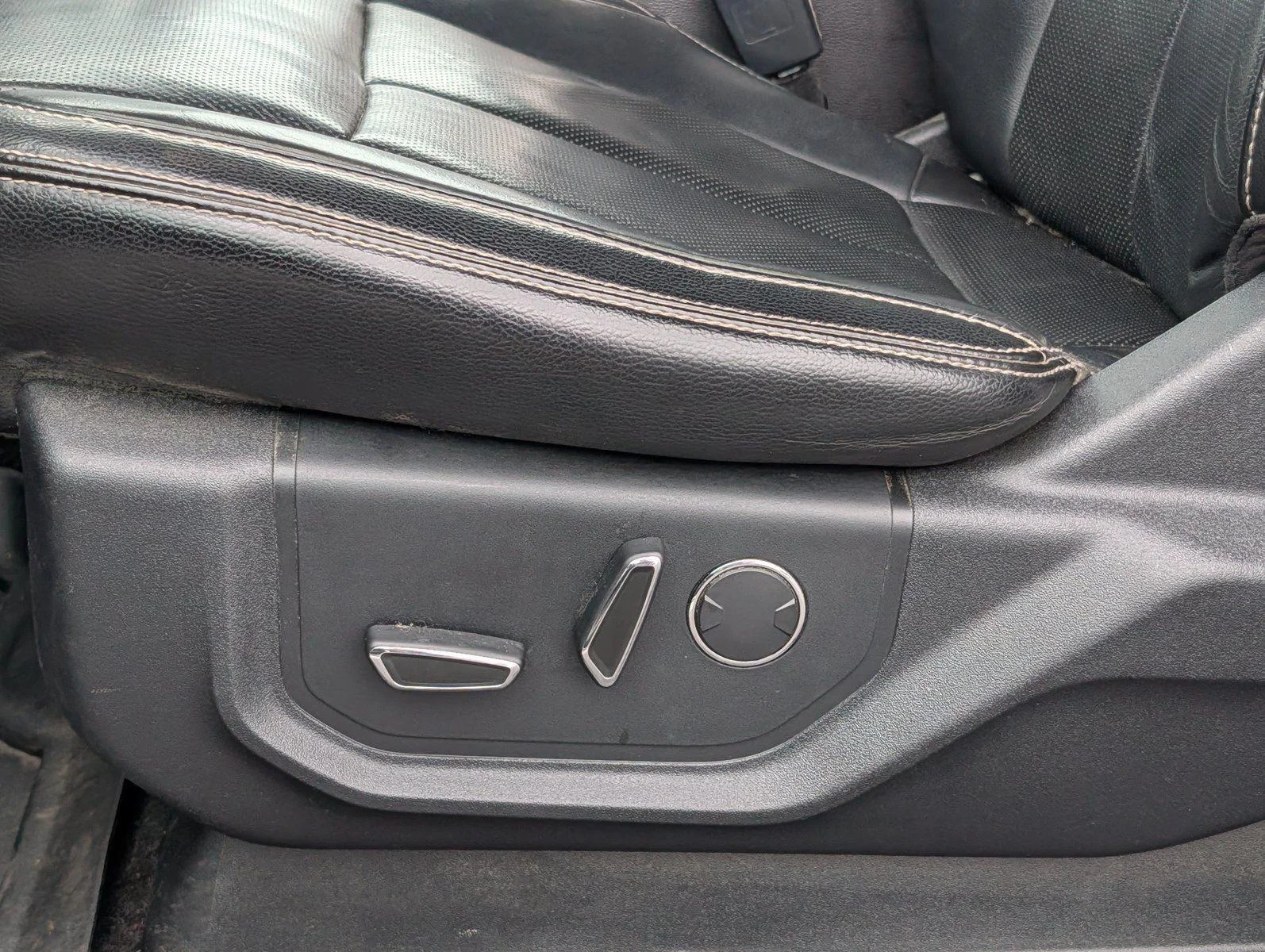 Used 2018 White Platinum Metallic Tri-Coat Ford LARIAT image 12