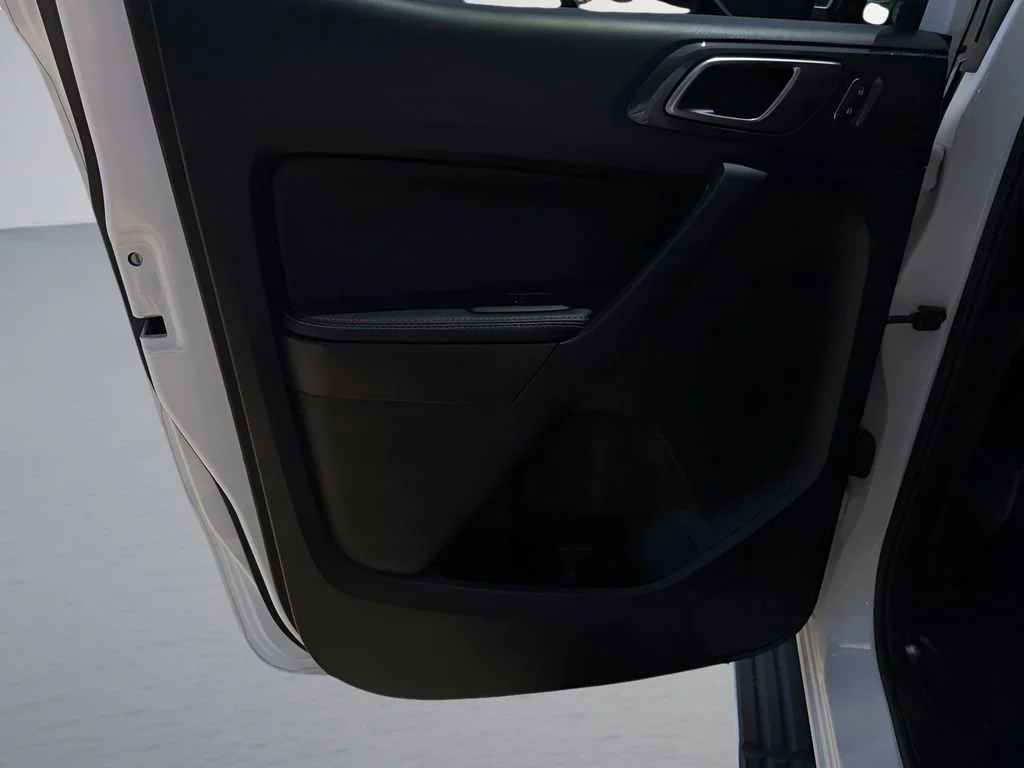 Used 2019  Ford XL image 23