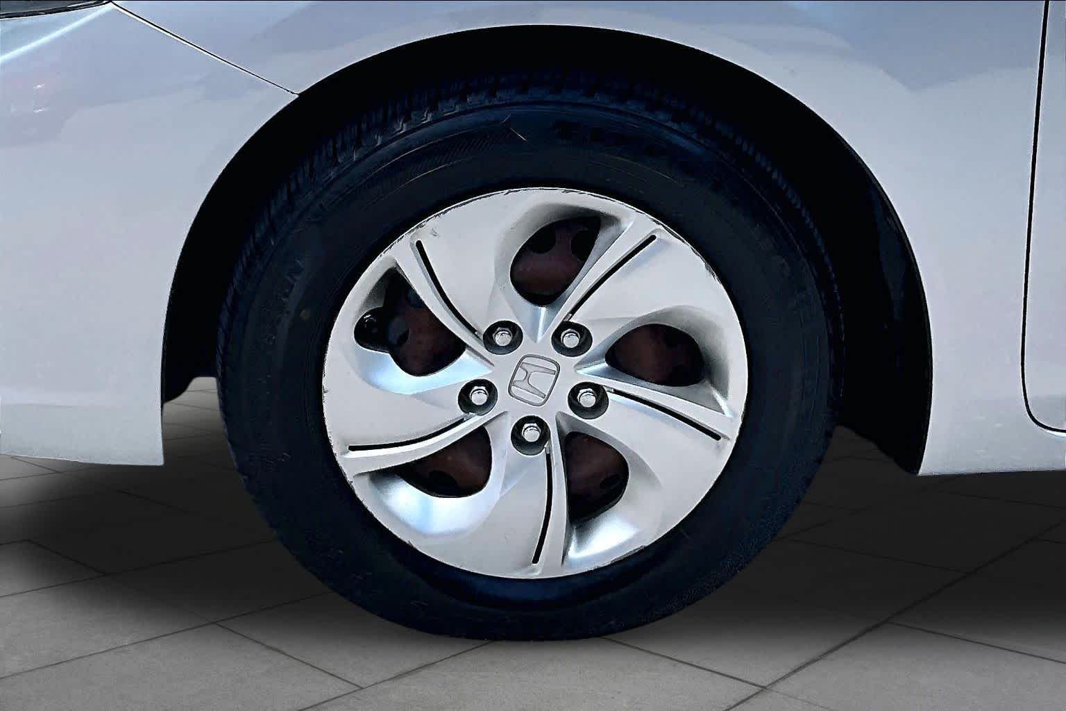 Used 2013 Alabaster Silver Metallic Honda LX image 11